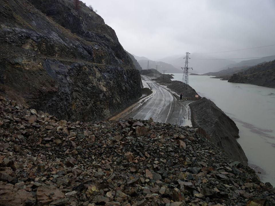 Otomobil toprak altında kaldı - 1