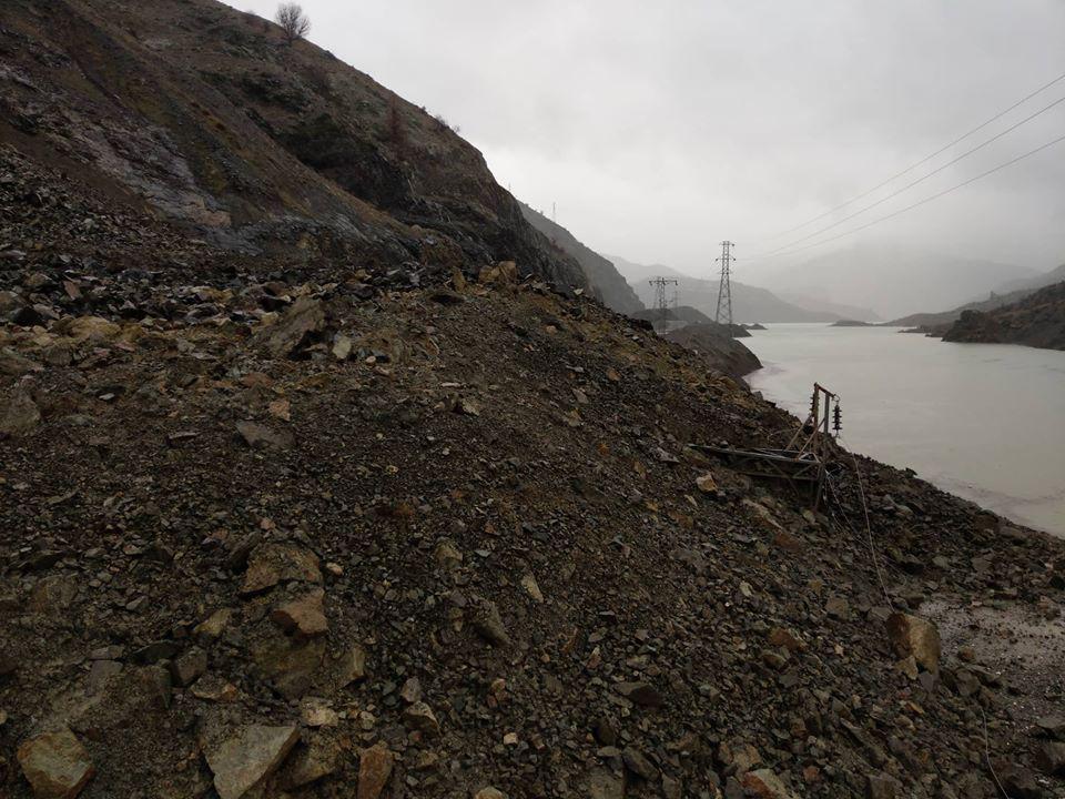 Otomobil toprak altında kaldı - 3