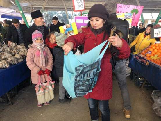 Öğrenciler, pazarda kese kağıdı ve bez torbalar dağıttı - 3