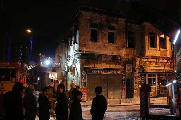 Beyoğlu'nda  tarihi bina yandı - 2