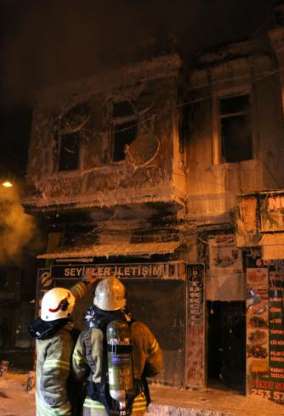 Beyoğlu'nda  tarihi bina yandı - 3