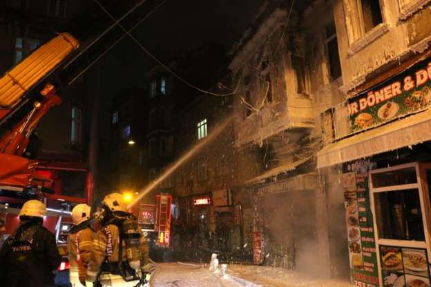 Beyoğlu'nda  tarihi bina yandı - 1