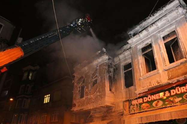 Beyoğlu'nda  tarihi bina yandı - 4