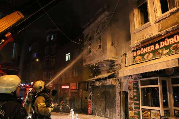 Beyoğlu'nda  tarihi bina yandı - 5