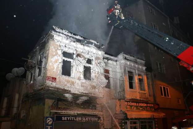 Beyoğlu'nda  tarihi bina yandı - 6
