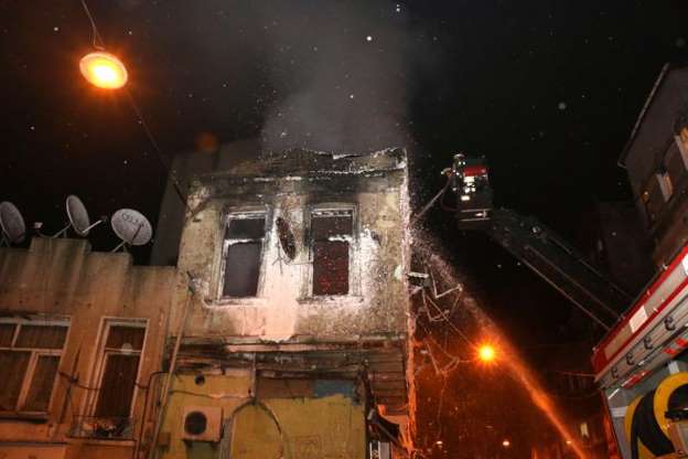 Beyoğlu'nda  tarihi bina yandı - 7