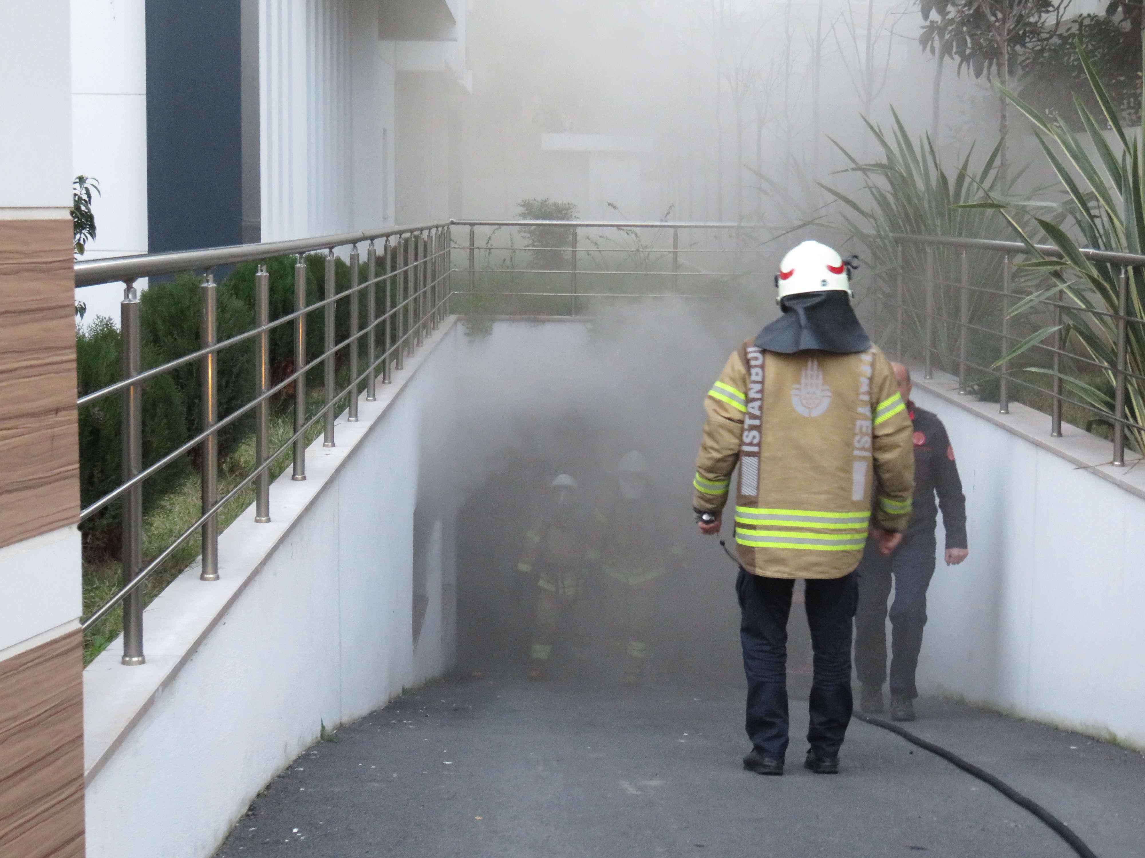 Kadıköy'deki yangın paniğe neden oldu - 2