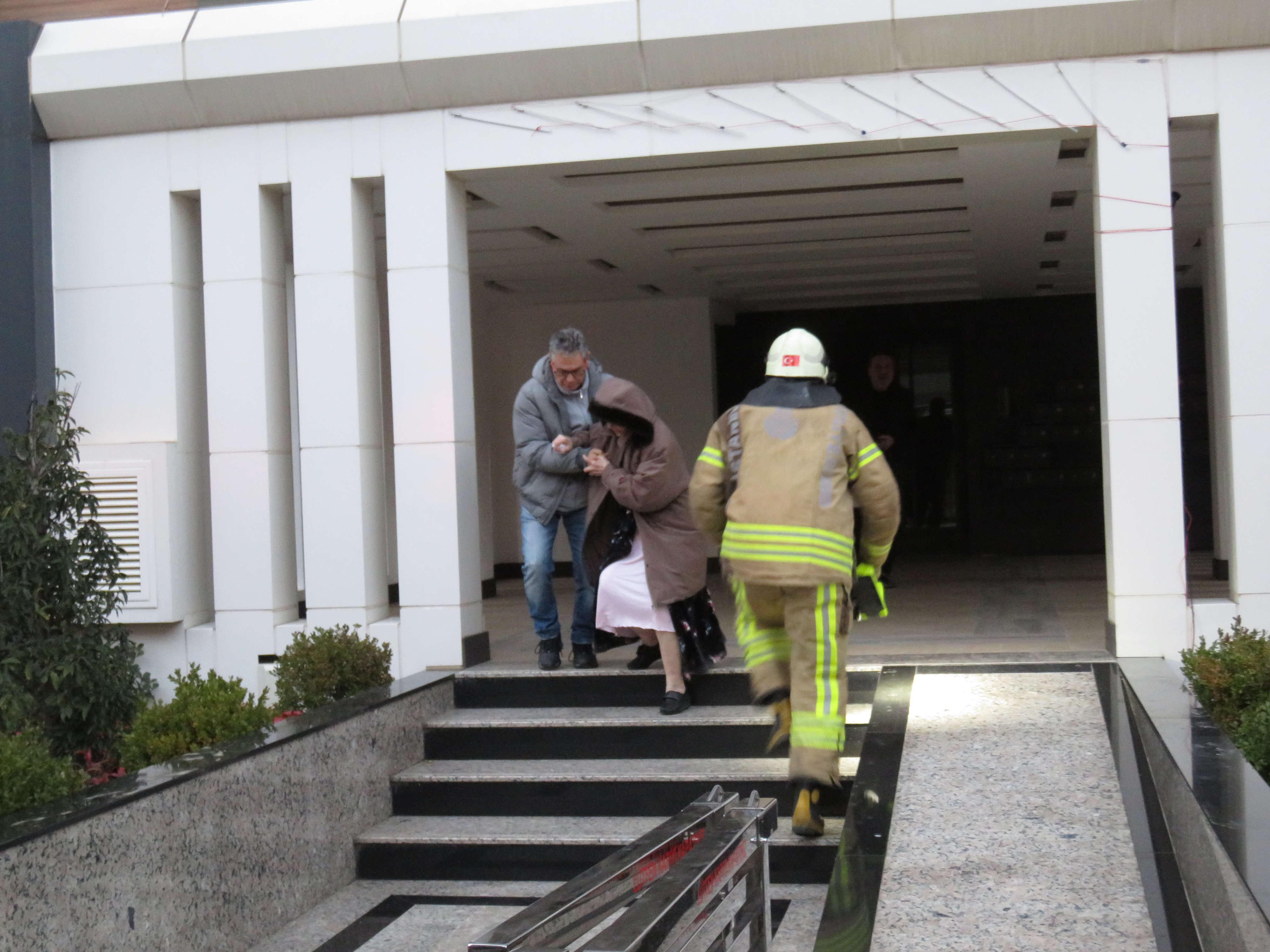 Kadıköy'deki yangın paniğe neden oldu - 3