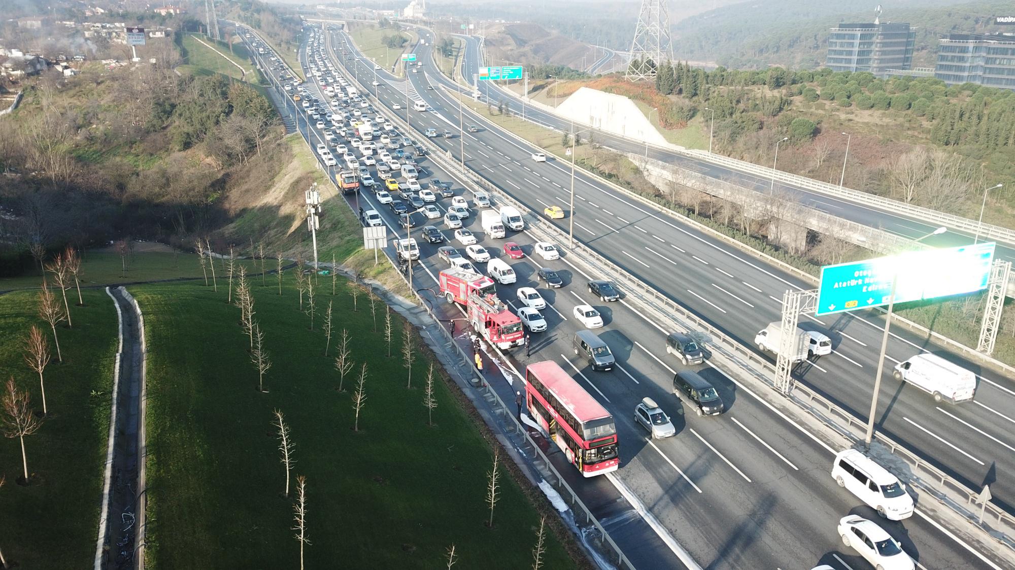 TEM'de 2 katlı özel hal otobüsü yandı - 3