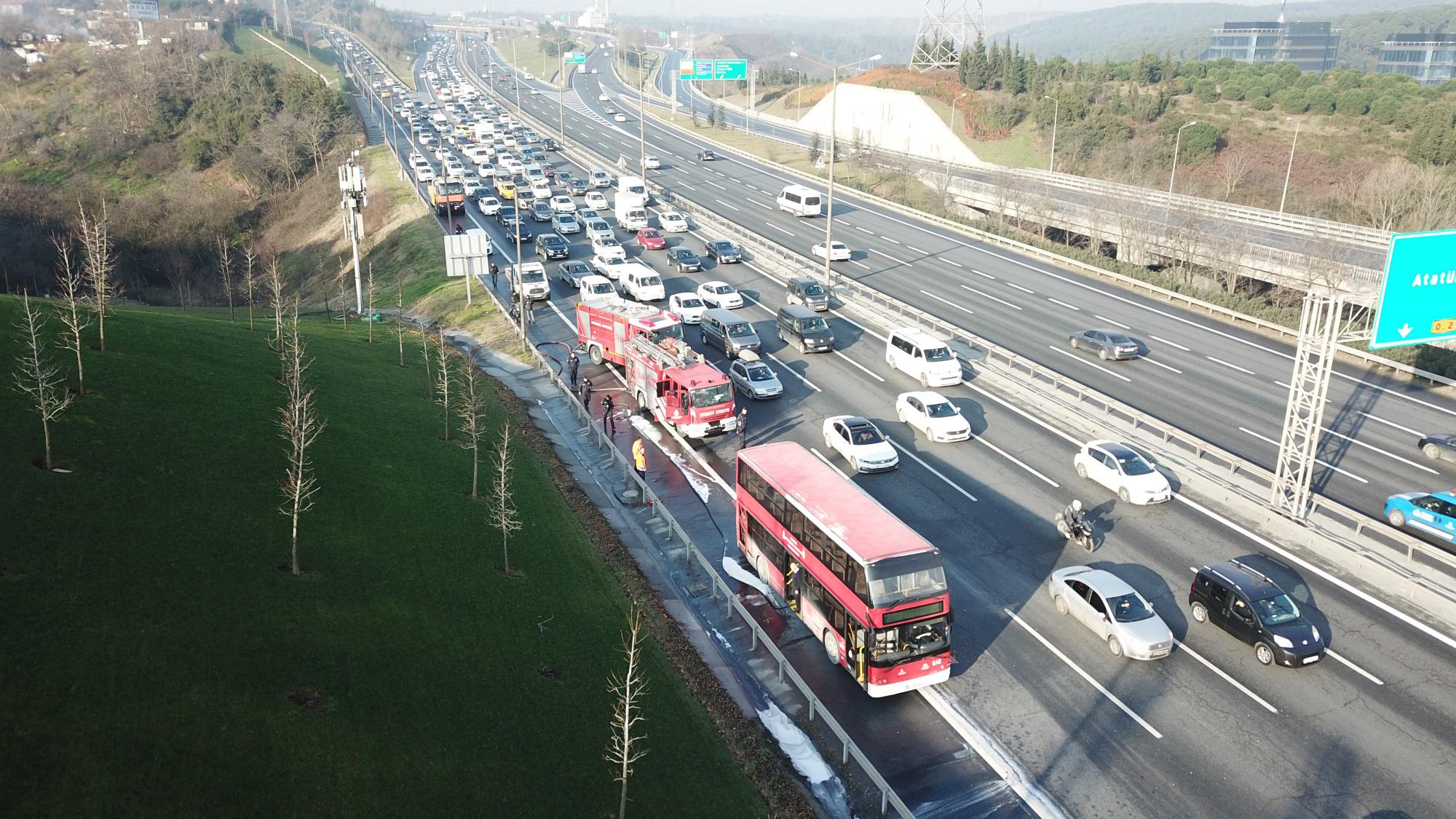 TEM'de 2 katlı özel hal otobüsü yandı - 4