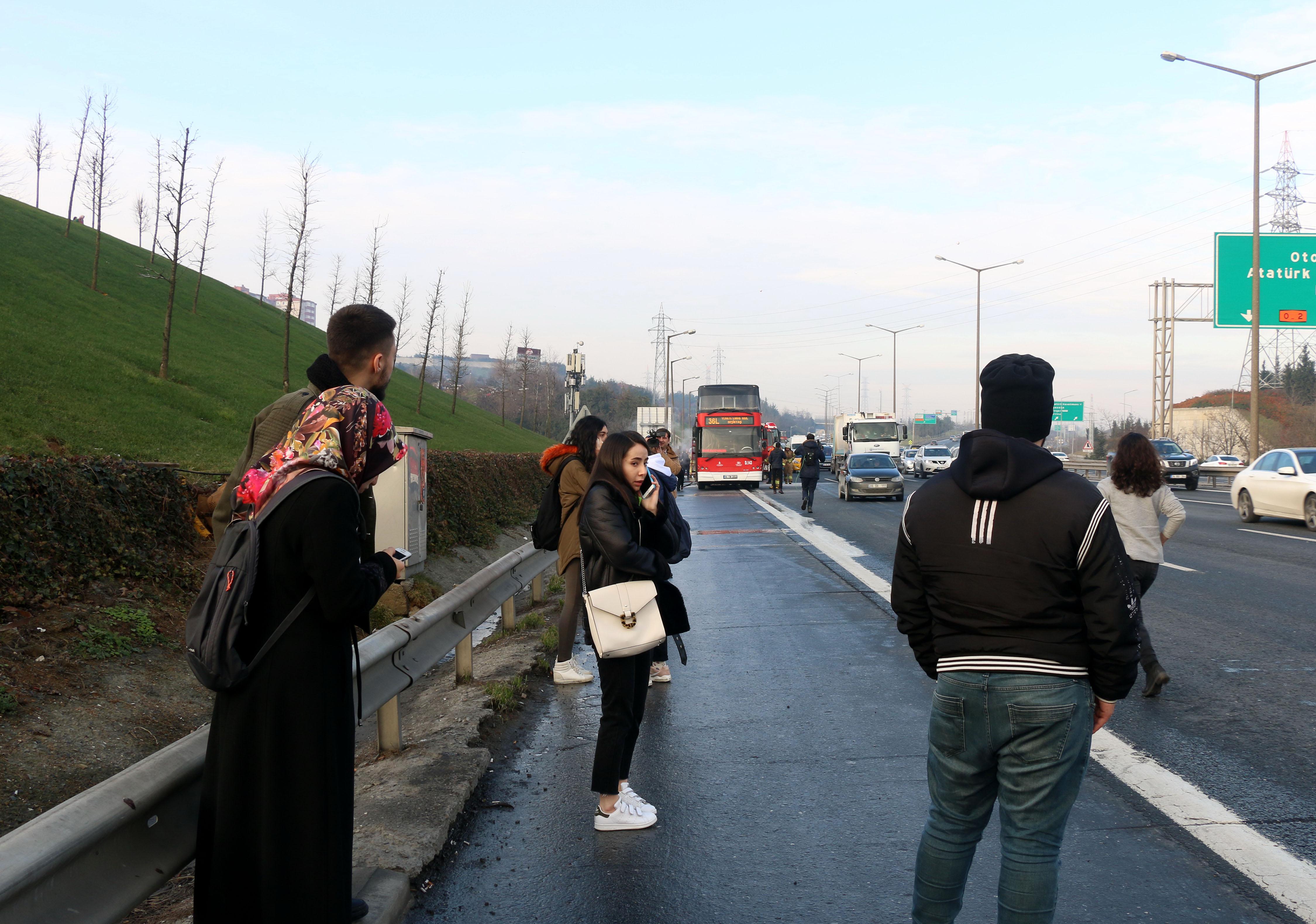 TEM'de 2 katlı özel hal otobüsü yandı - 11