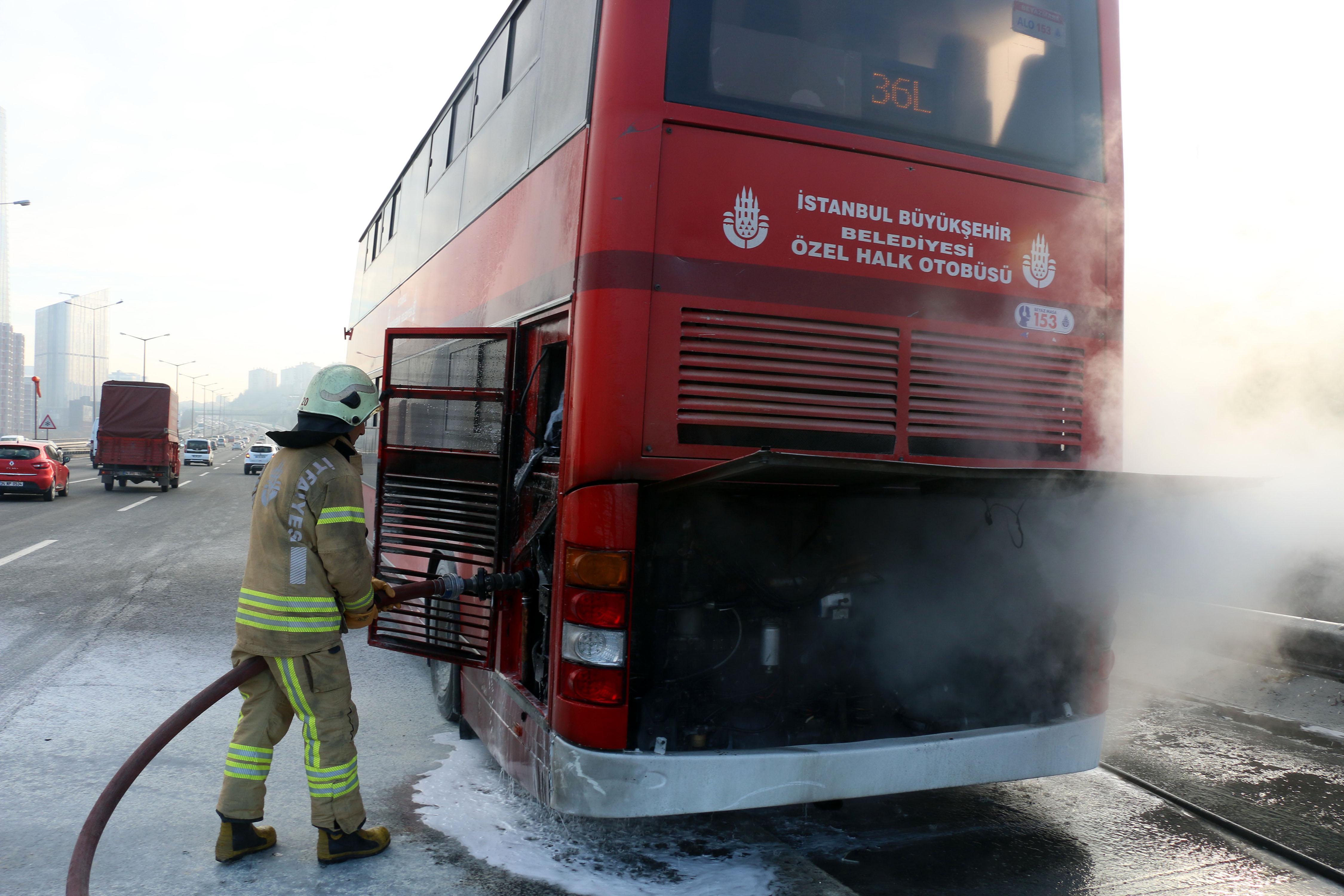 TEM'de 2 katlı özel hal otobüsü yandı - 14