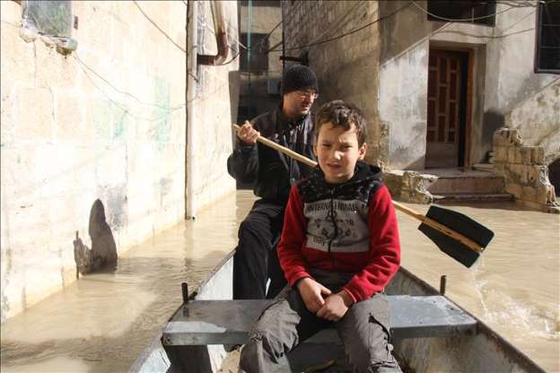 Asi Nehri taşınca ulaşımı sandalla sağlıyorlar - 2