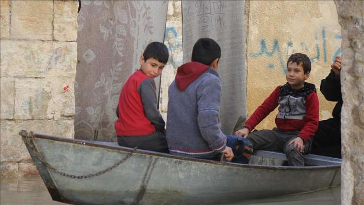 Asi Nehri taşınca ulaşımı sandalla sağlıyorlar - 3