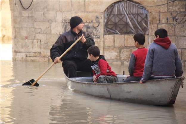 Asi Nehri taşınca ulaşımı sandalla sağlıyorlar - 1