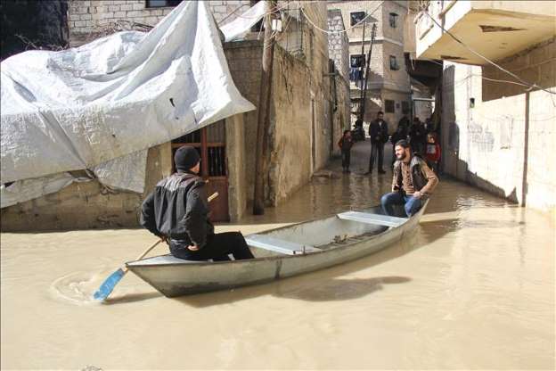 Asi Nehri taşınca ulaşımı sandalla sağlıyorlar - 5