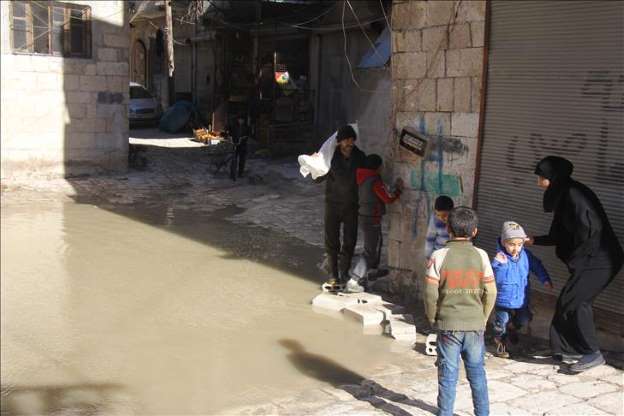 Asi Nehri taşınca ulaşımı sandalla sağlıyorlar - 6