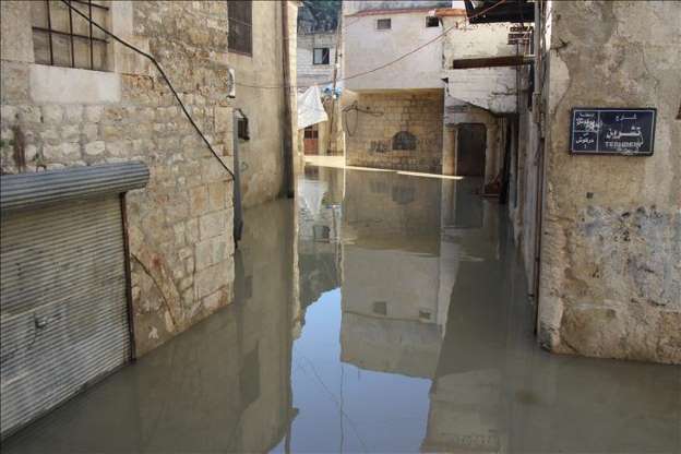 Asi Nehri taşınca ulaşımı sandalla sağlıyorlar - 7