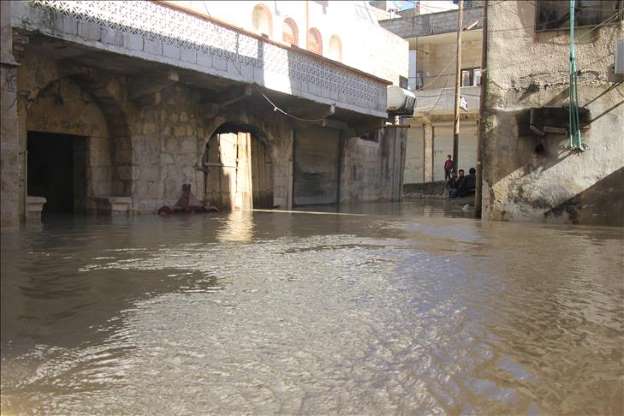 Asi Nehri taşınca ulaşımı sandalla sağlıyorlar - 8