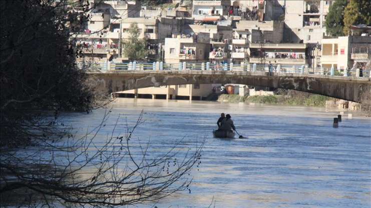 Asi Nehri taşınca ulaşımı sandalla sağlıyorlar - 11
