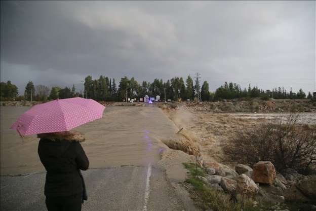 Antalya'da olumsuz hava şartları hayatı olumsuz etkiliyor - 1