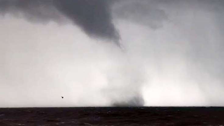 Antalyayı vuran dev hortum otobüsleri devirdi - 1