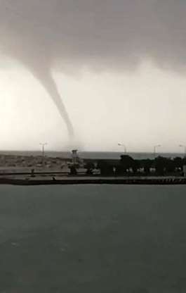 Antalyayı vuran dev hortum otobüsleri devirdi - 3