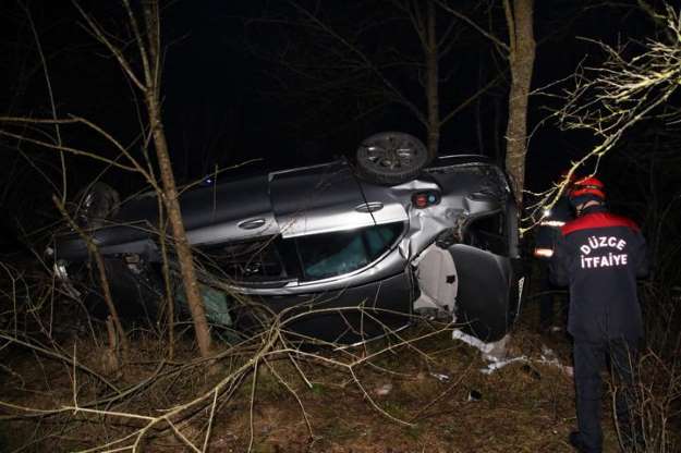 TEM'de kaza: Takla attan araç bariyerleri aşıp şarampole yuvarlandı - 3