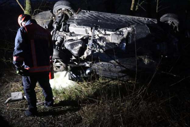 TEM'de kaza: Takla attan araç bariyerleri aşıp şarampole yuvarlandı - 5