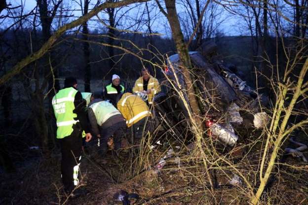 TEM'de kaza: Takla attan araç bariyerleri aşıp şarampole yuvarlandı - 6