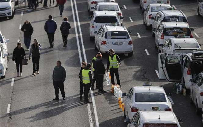 İspanya'da taksiciler süresiz grev başlattı - 3