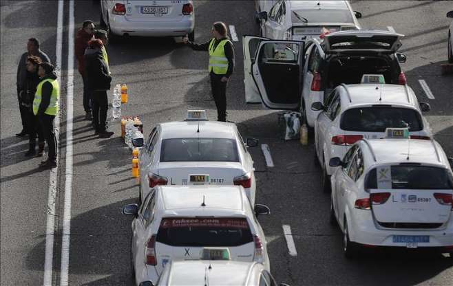 İspanya'da taksiciler süresiz grev başlattı - 4