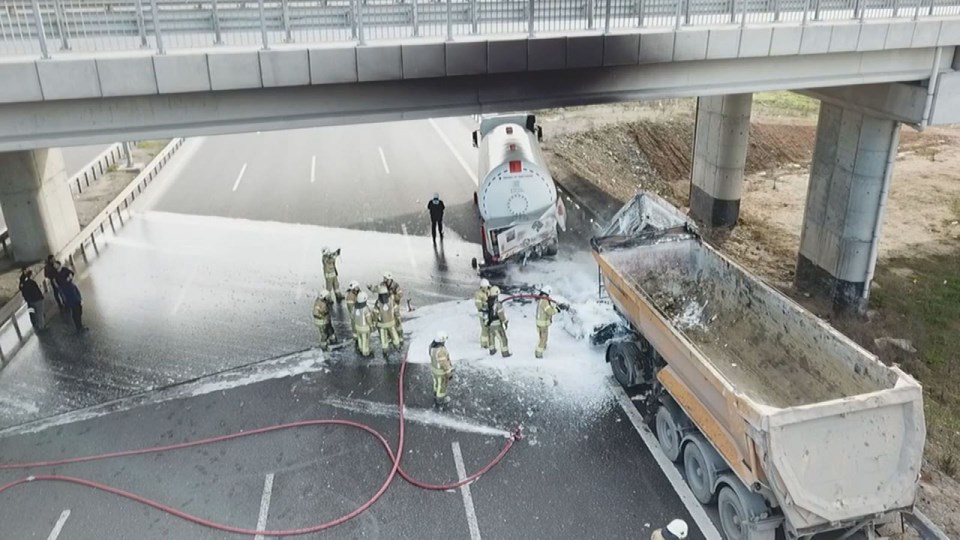 Hafriyat kamyonu gaz tankerine çarptı - 17