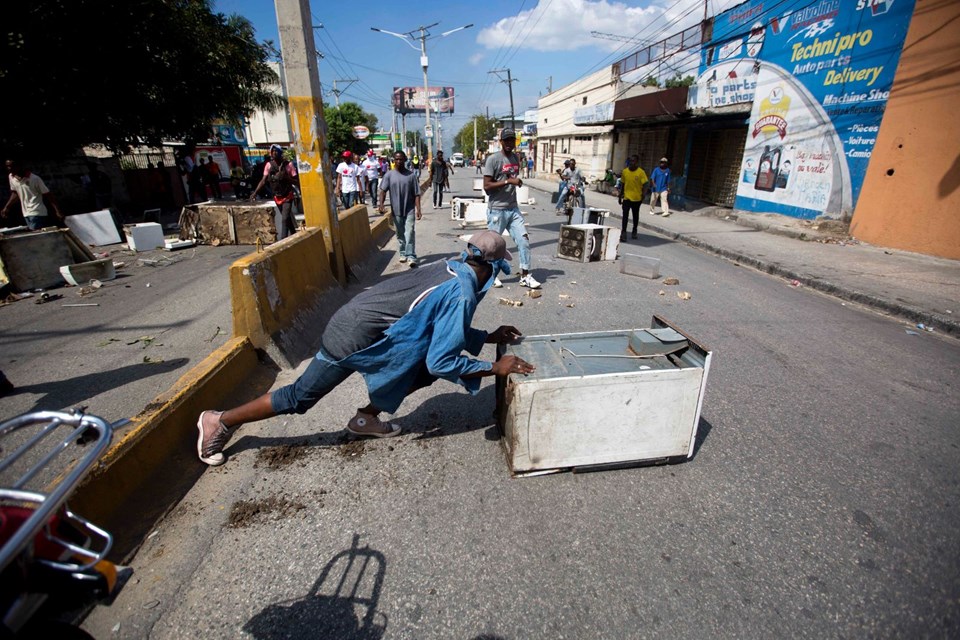 Haiti'de protestoculara sert müdahale: 4 ölü - 37