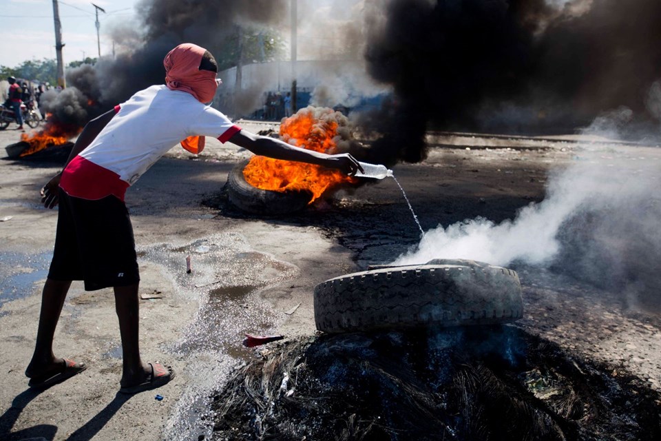 Haiti'de protestoculara sert müdahale: 4 ölü - 38