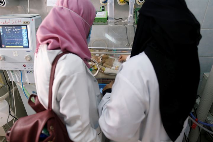 Yemende yeni doğan yapışık ikizler hayatını kaybetti - 14