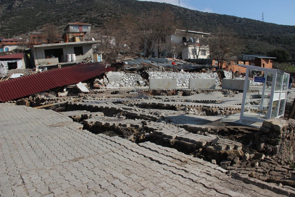 İzmir'de toprak kayması sonucu 10 ev tahliye edildi - 2