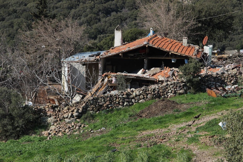 İzmir'de toprak kayması sonucu 10 ev tahliye edildi - 1