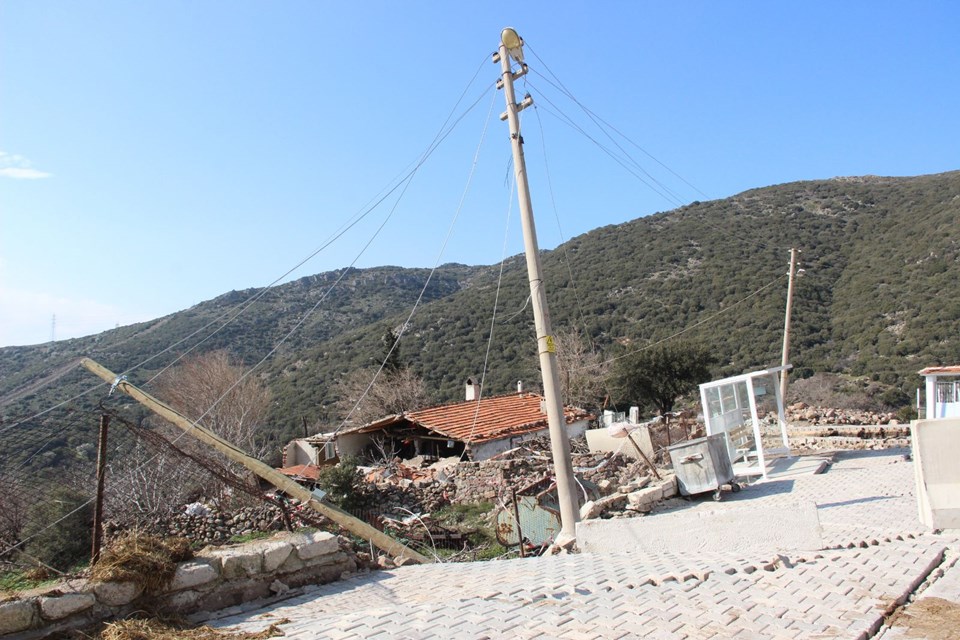 İzmir'de toprak kayması sonucu 10 ev tahliye edildi - 5