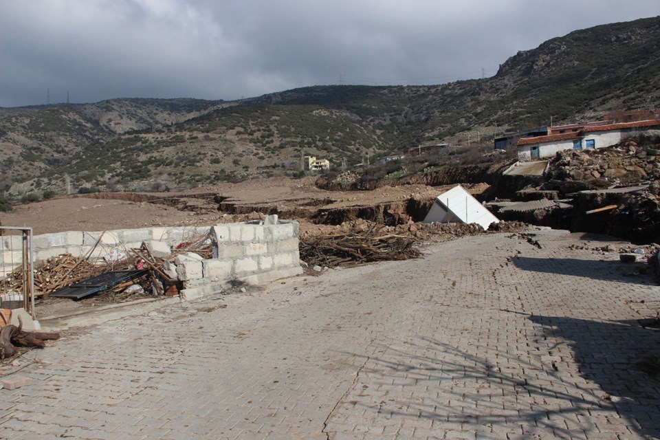 İzmir'de toprak kayması sonucu 10 ev tahliye edildi - 6