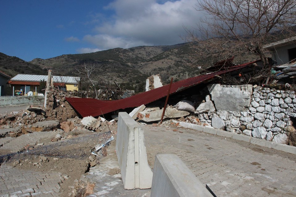 İzmir'de toprak kayması sonucu 10 ev tahliye edildi - 4