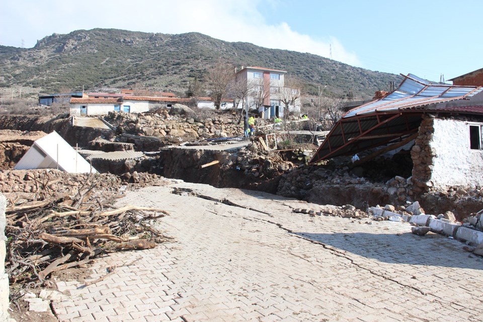 İzmir'de toprak kayması sonucu 10 ev tahliye edildi - 7