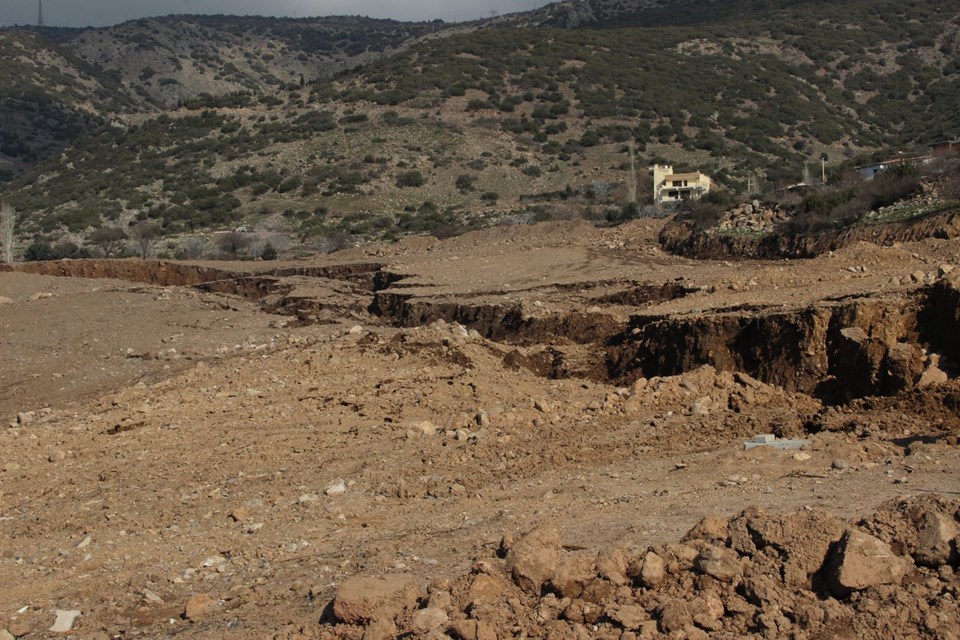 İzmir'de toprak kayması sonucu 10 ev tahliye edildi - 9