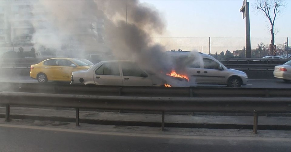 E-5'te seyir halindeki otomobil alev aldı - 1