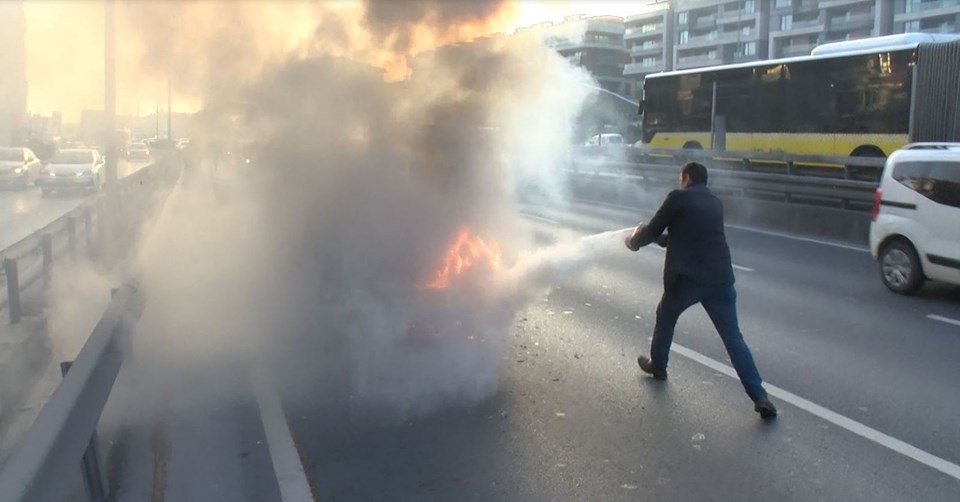 E-5'te seyir halindeki otomobil alev aldı - 4