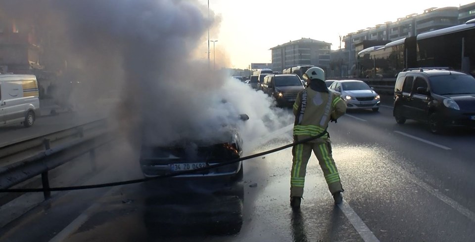E-5'te seyir halindeki otomobil alev aldı - 6