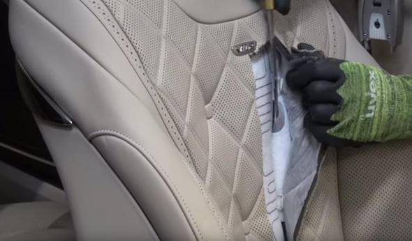 Mercdes-Benz S-Class koltuğundaki kesip içine baktılar - 3