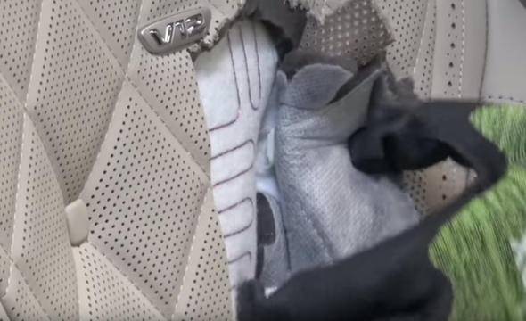 Mercdes-Benz S-Class koltuğundaki kesip içine baktılar - 4