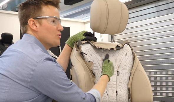 Mercdes-Benz S-Class koltuğundaki kesip içine baktılar - 6