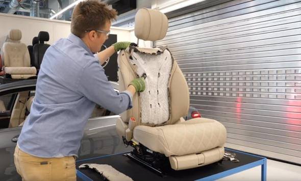 Mercdes-Benz S-Class koltuğundaki kesip içine baktılar - 7